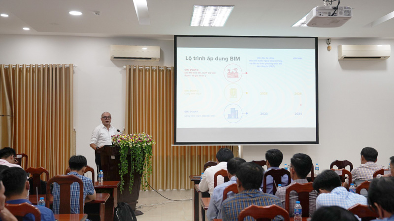 TS. Tạ Ngọc Bình - Trưởng phòng Nghiên cứu Kinh tế đầu tư và Xây dựng số, Viện Kinh tế xây dựng - Bộ Xây dựng thuyết trình tại buổi hội thảo