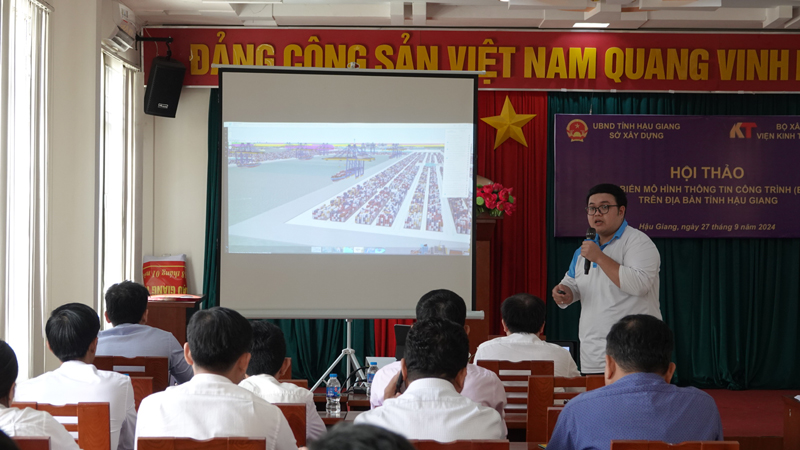 Anh Trần Phúc Minh Khôi - Giám đốc Trung tâm Chuyển đổi số Cơ sở hạ tầng PORTCOAST phát biểu tại buổi hội thảo