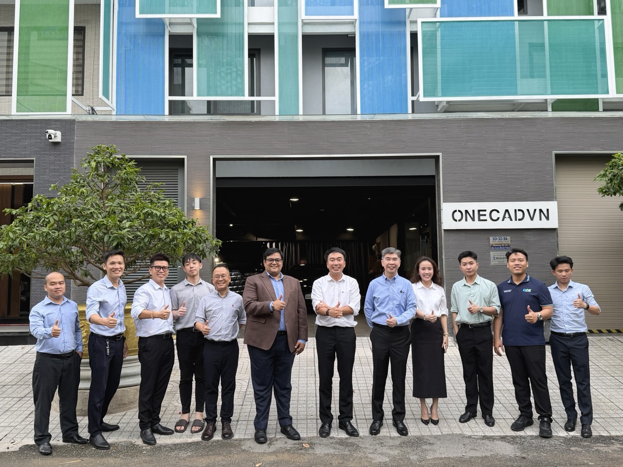 Autodesk APAC & ASEAN Channel Team cùng đội ngũ OneCAD chụp ảnh lưu niệm tại trụ sở OneCAD sau buổi làm việc và trao đổi chiến lược.