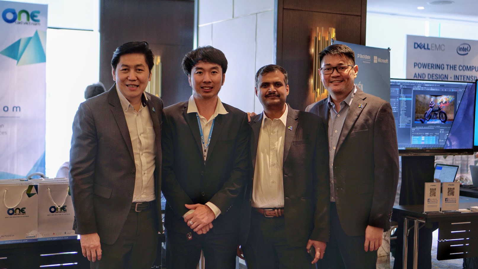OneCAD Vietnam chụp ảnh cùng các đại diện của Autodesk khu vực