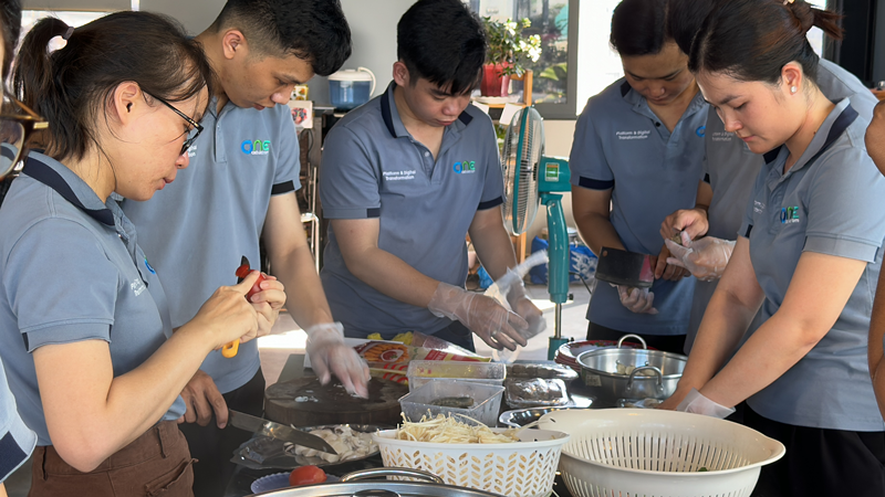 Cùng nhau trang trí món lẩu