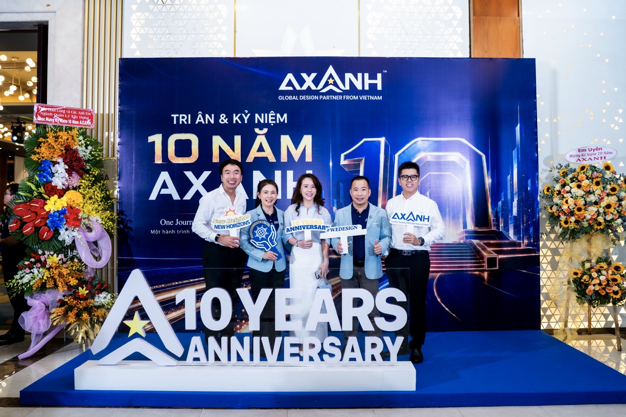 Đại diện Autodesk và OneCAD chụp hình lưu niệm cùng ban lãnh đạo AXANH tại lễ kỷ niệm 10 năm thành lập