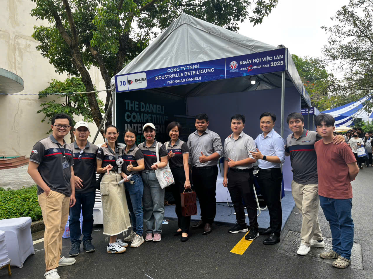 Danieli cùng OneCAD chụp ảnh kỷ niệm sau sự kiện Career Fair 2025