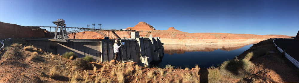 Một thành viên trong nhóm chụp địa điểm Đập Glen Canyon rộng lớn bằng thiết bị lidar. Ảnh do BOR / Autodesk cung cấp.