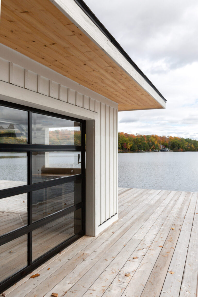 Hình ảnh về cabin được RB Design cải tạo bên bờ hồ