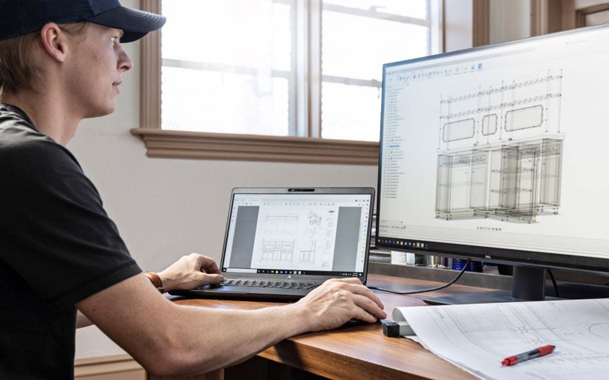 Kỹ sư đang làm việc trực tiếp trên phần mềm Fusion 360