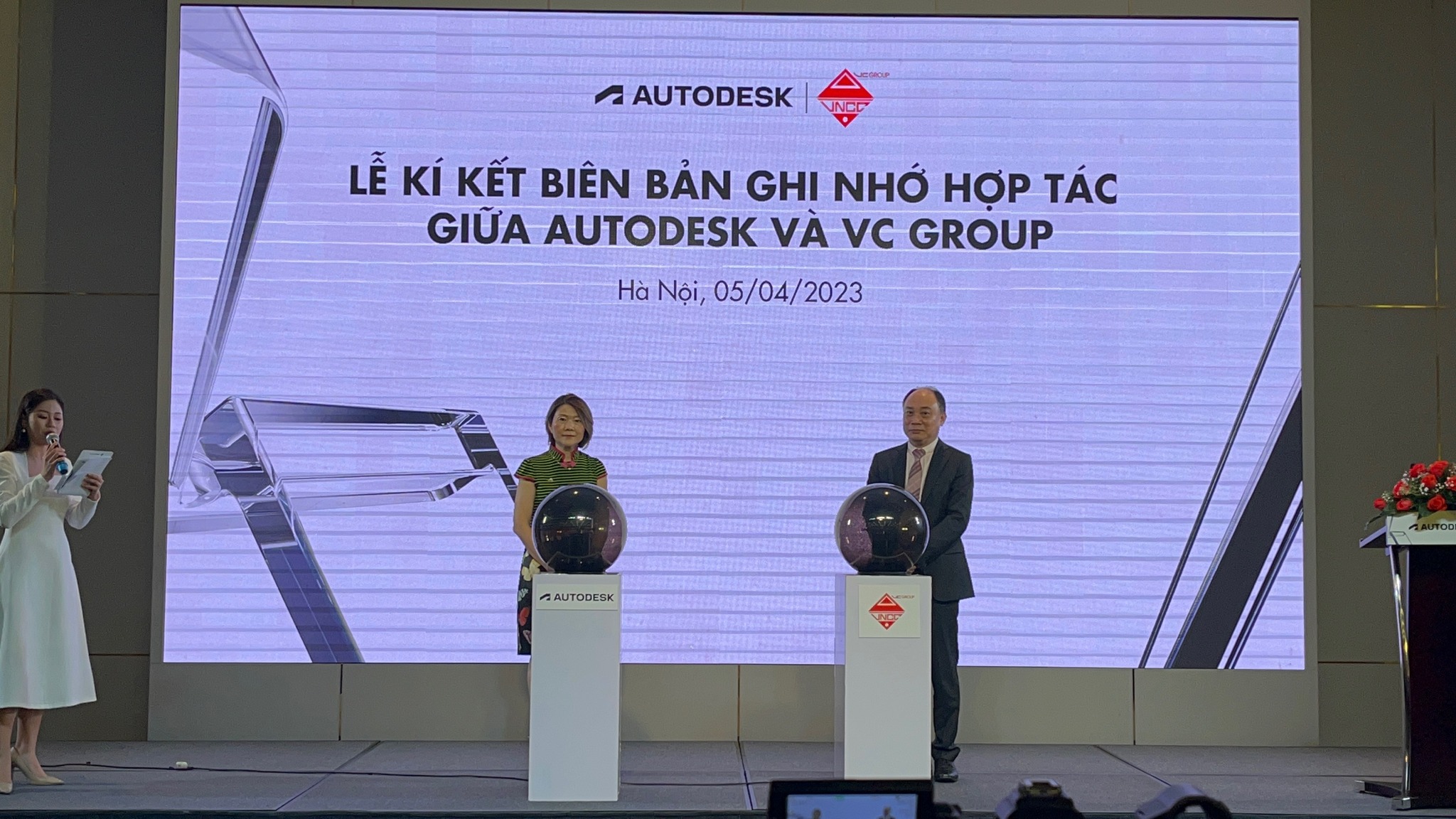 Lễ kí kết biên bản ghi nhớ hợp tác giữa Autodesk và VC Group