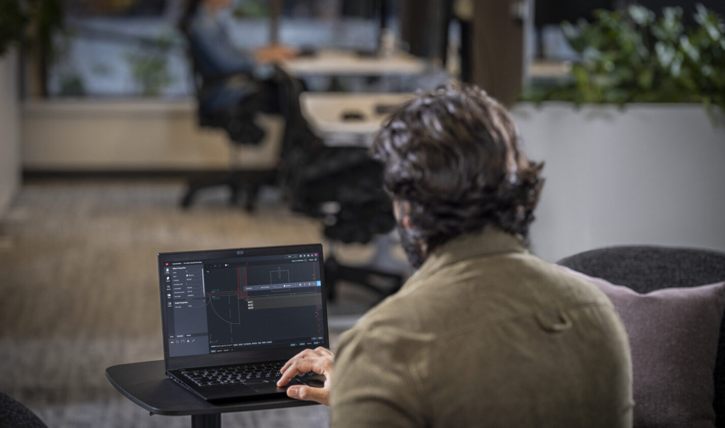 Minh họa các thao tác thay đổi kích thước và chỉnh sửa văn bản trong AutoCAD