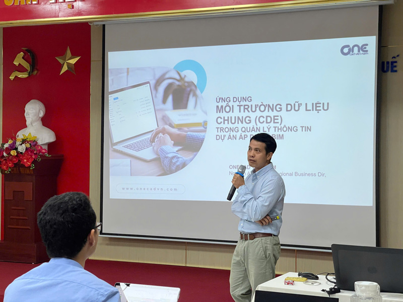 Ông Nguyễn Anh Tiến - Giám đốc khu vực miền Bắc OneCAD Viet Nam thuyết trình tại buổi hội thảo