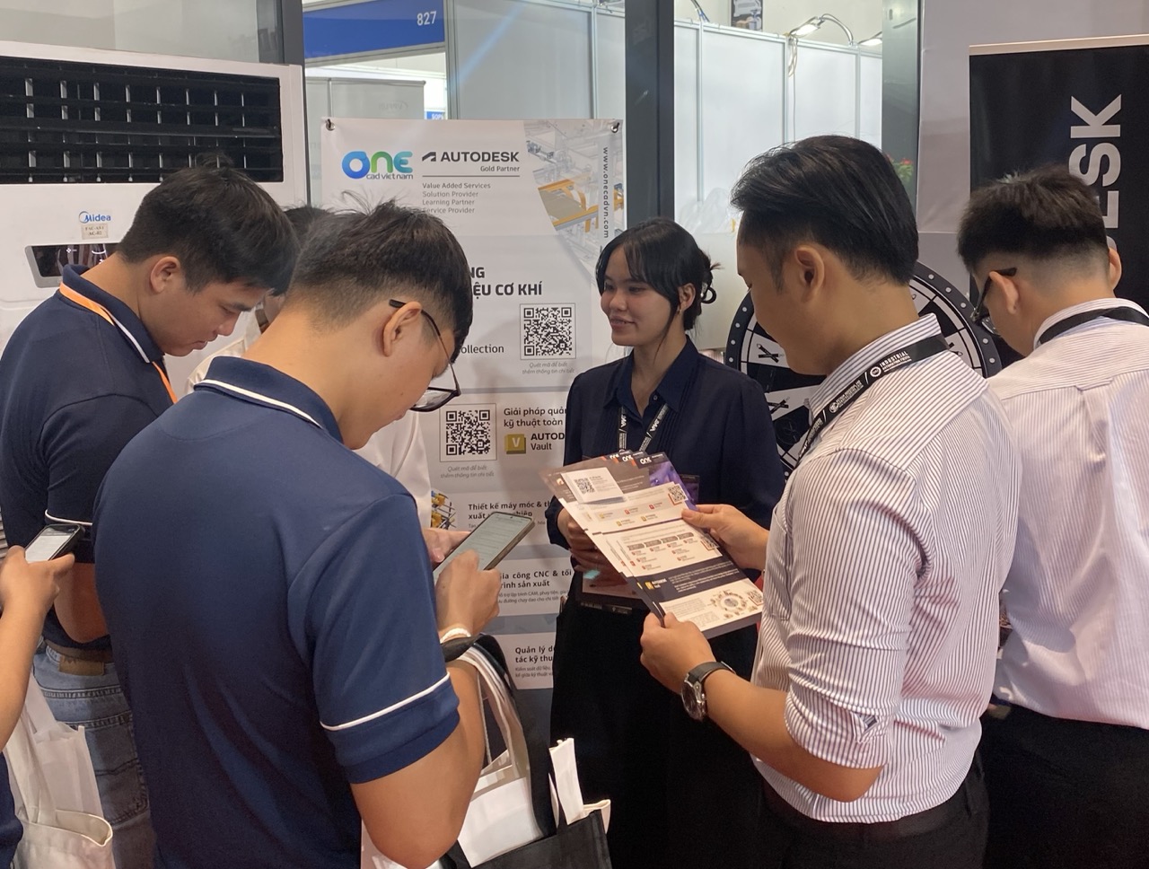 OneCAD Vietnam tư vấn và trao đổi với khách tham quan