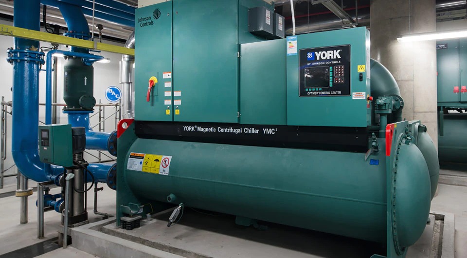 Phòng cơ khí của Johnson Control bao gồm máy làm lạnh YORK YMC2 hiện đại